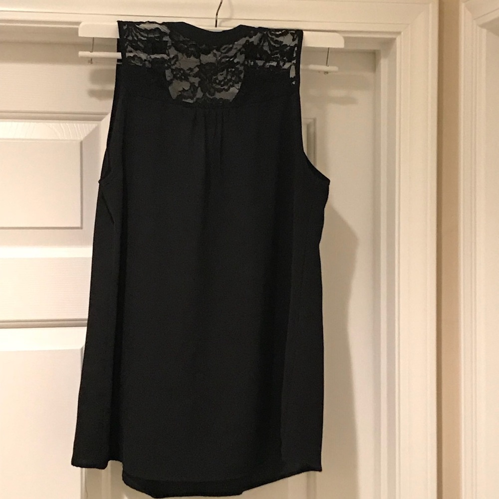 Black keyhole neckline lace back flow top